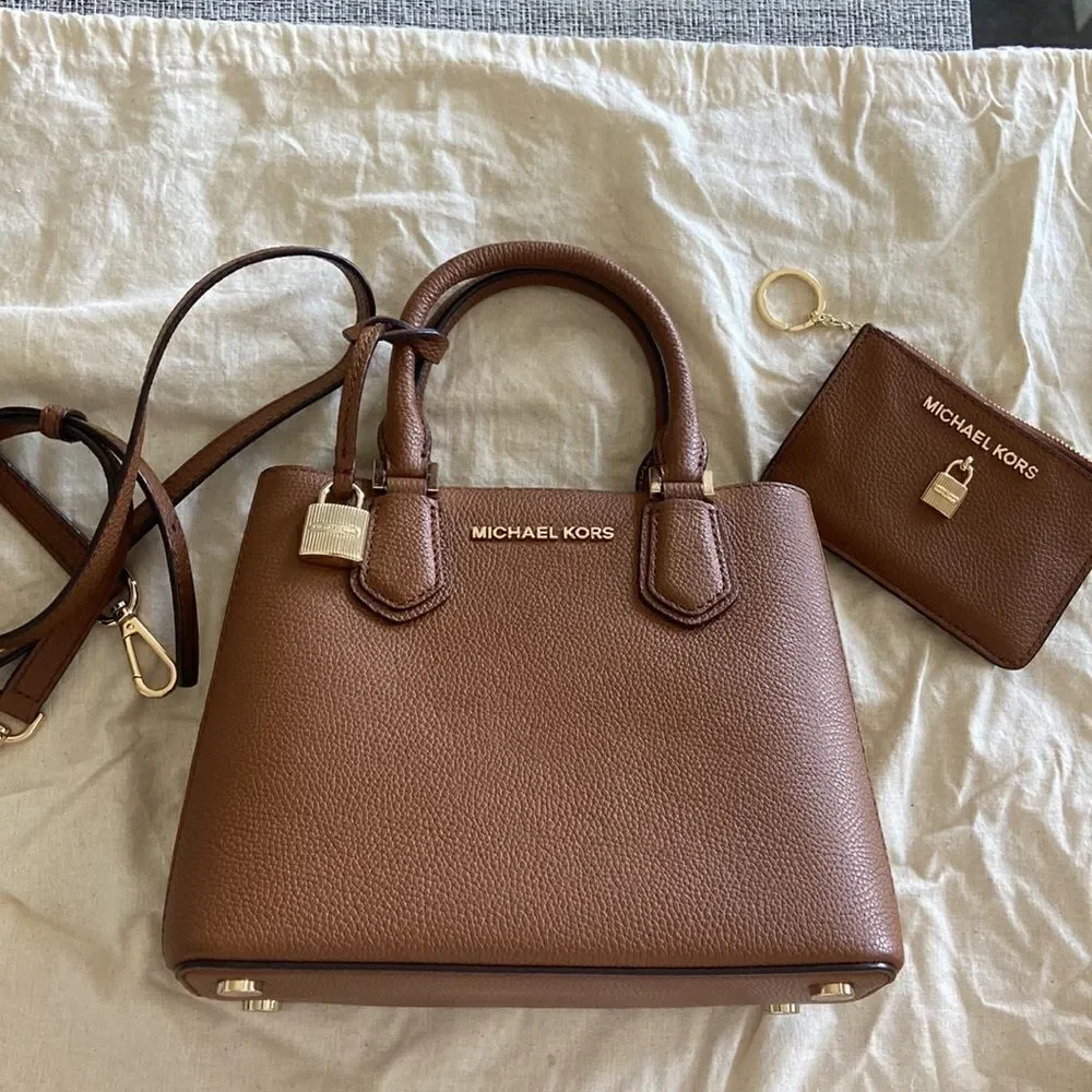 MK Médium Satchel with xbody strap and key card holder marching NWT brown gold